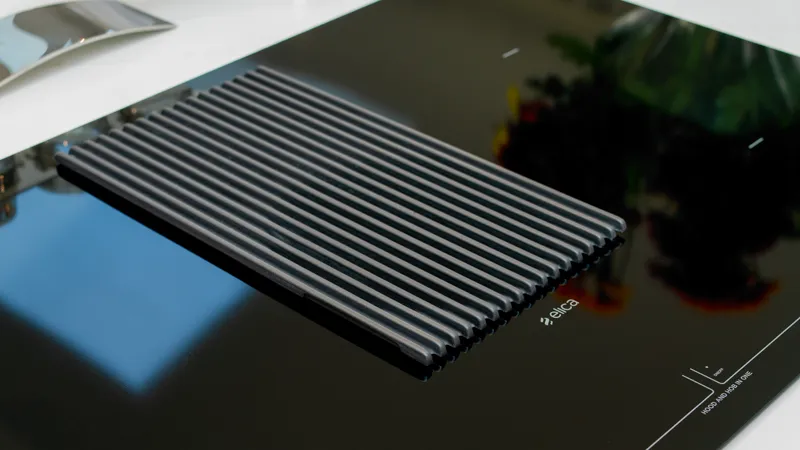 Elica induction hob with integrated downdraft extractor grille